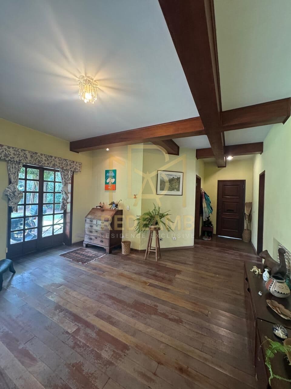 Casa Alto Padrão à venda com 327,29 m², com 04 dormitórios, 01 banheiro com banheira e closet, Condomínio Residencial 4 - Alphaville - Santana de Parnaíba