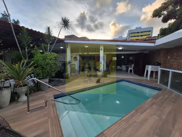 Casa Alto Padrão em Olinda uma quadra do mar 4qtos 2vgs piscina churrasq. quintal financia