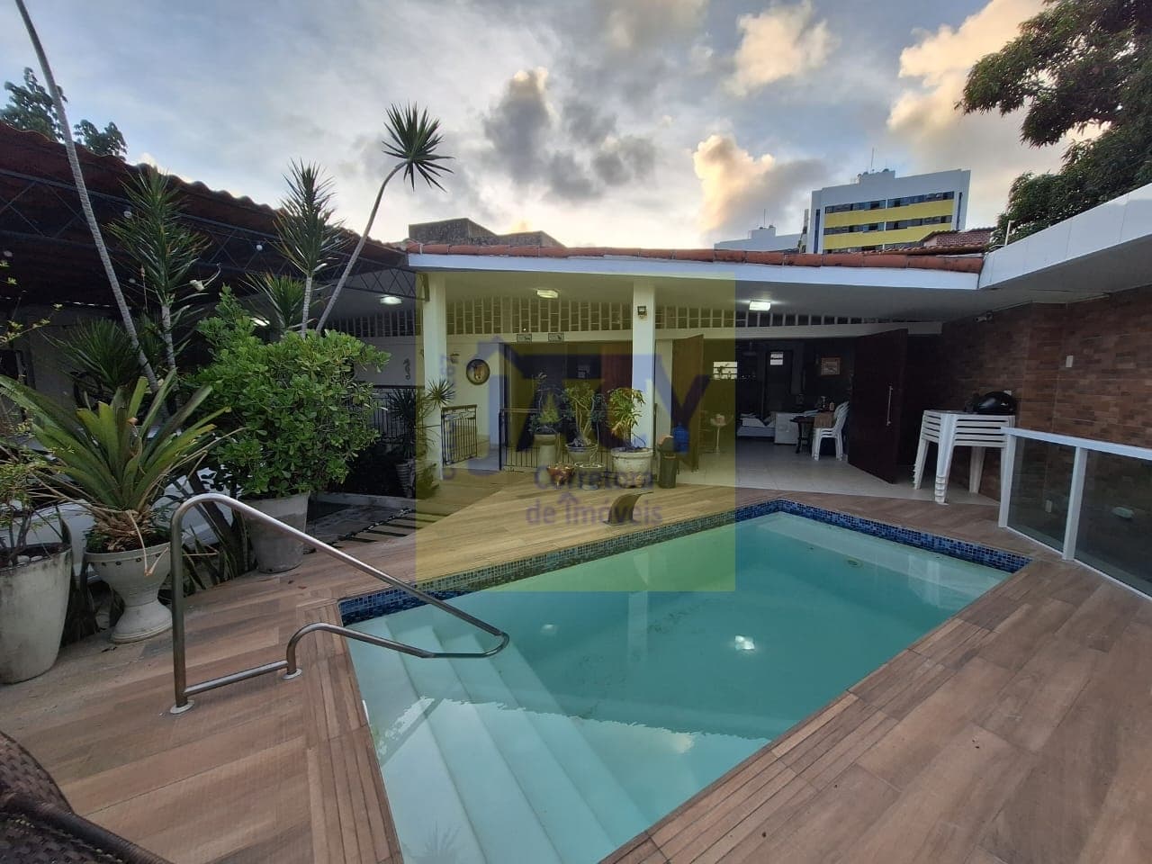 Casa Alto Padrão em Olinda uma quadra do mar 4qtos 2vgs piscina churrasq. quintal financia