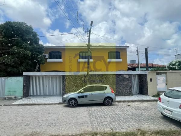 Casa Solta em Campo Grande, 5 QTOS, 4 WCS, 2 VARANDAS, 3 VGS
