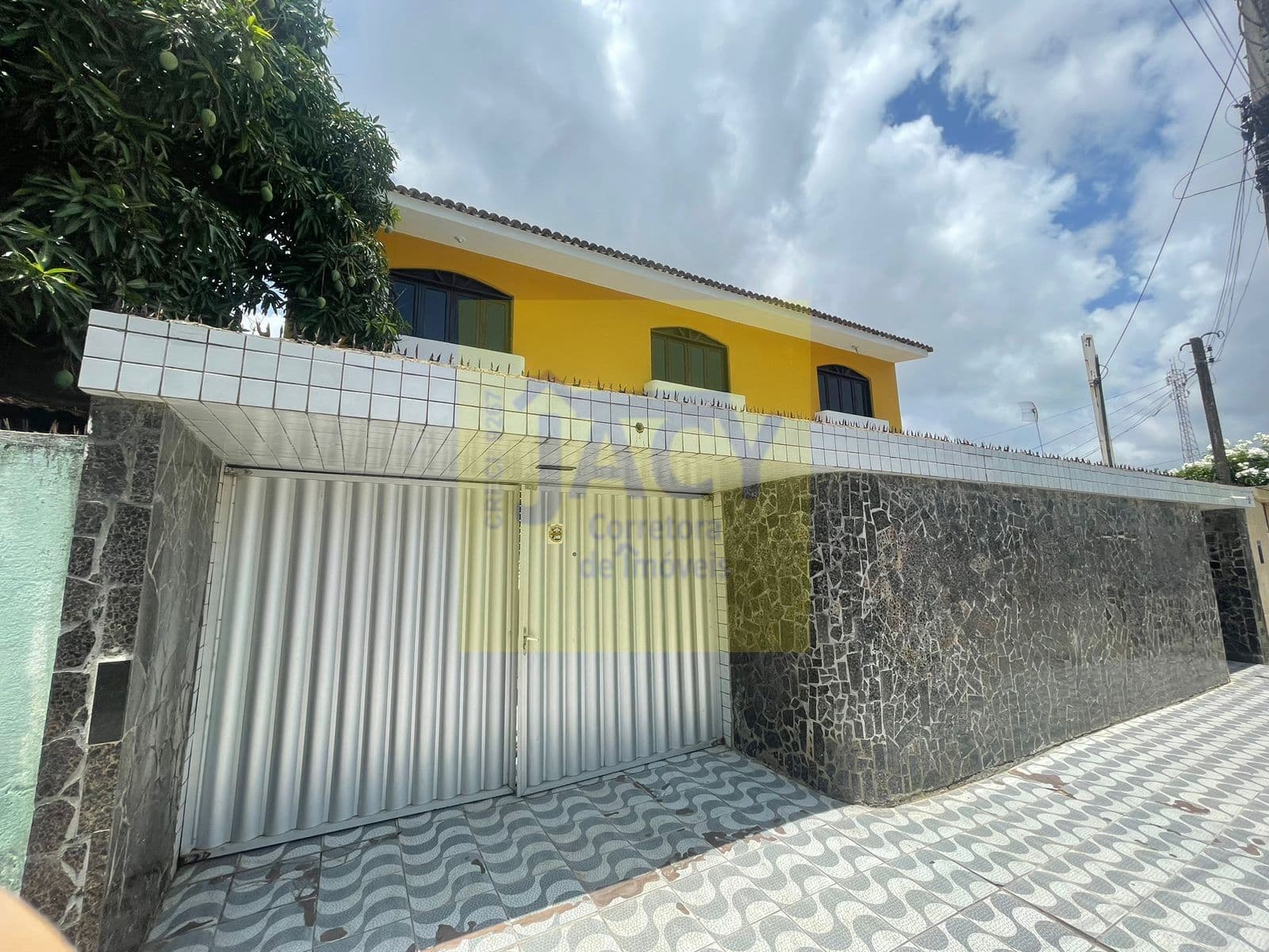 Casa Solta em Campo Grande, 5 QTOS, 4 WCS, 2 VARANDAS, 3 VGS