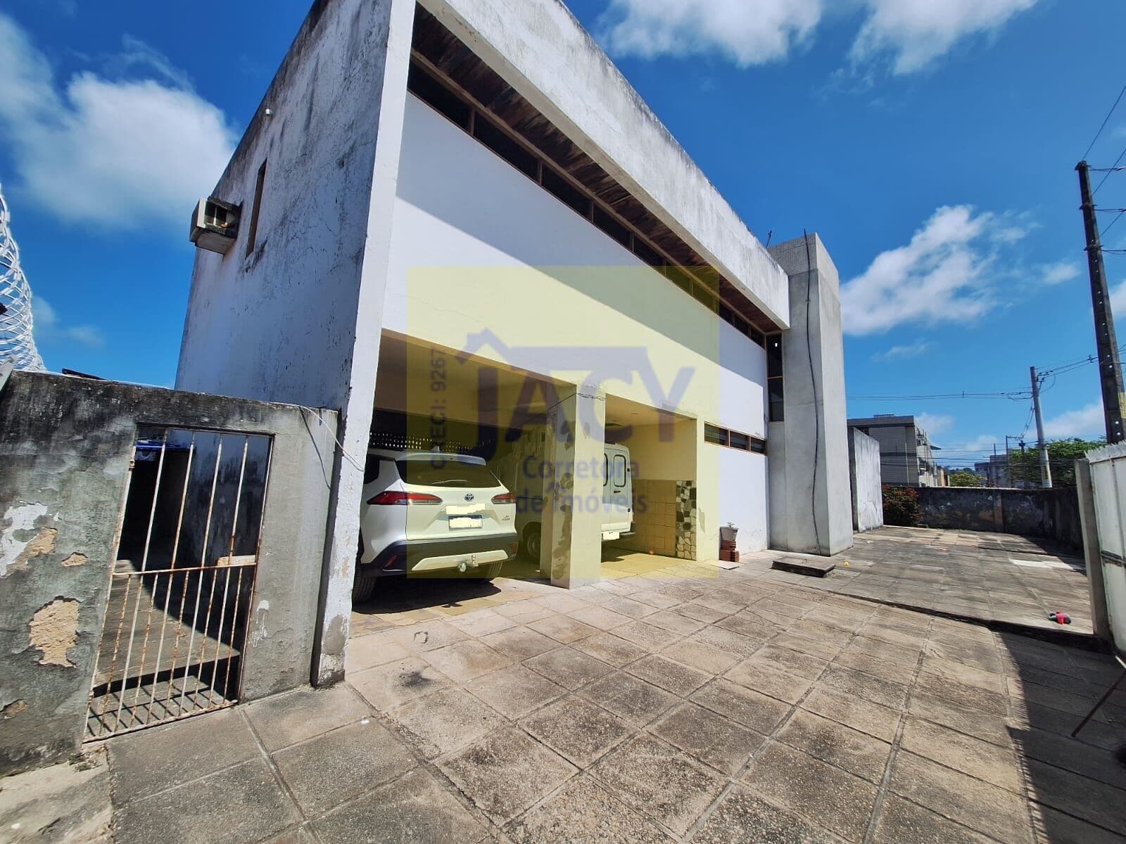Casarão de esquina em Olinda, 4qtos, 5vgs. quintal gigante na avenida há 2min. shop. patteo 45mts²
