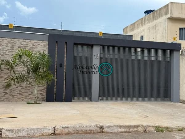 CASA TÉRREA ALTO PADRÃO NA QND 53 TAGUATINGA | 3 SUÍTES COM CLOSET | 408m² | TOTALMENTE REFORMADA E COM ENERGIA SOLAR
