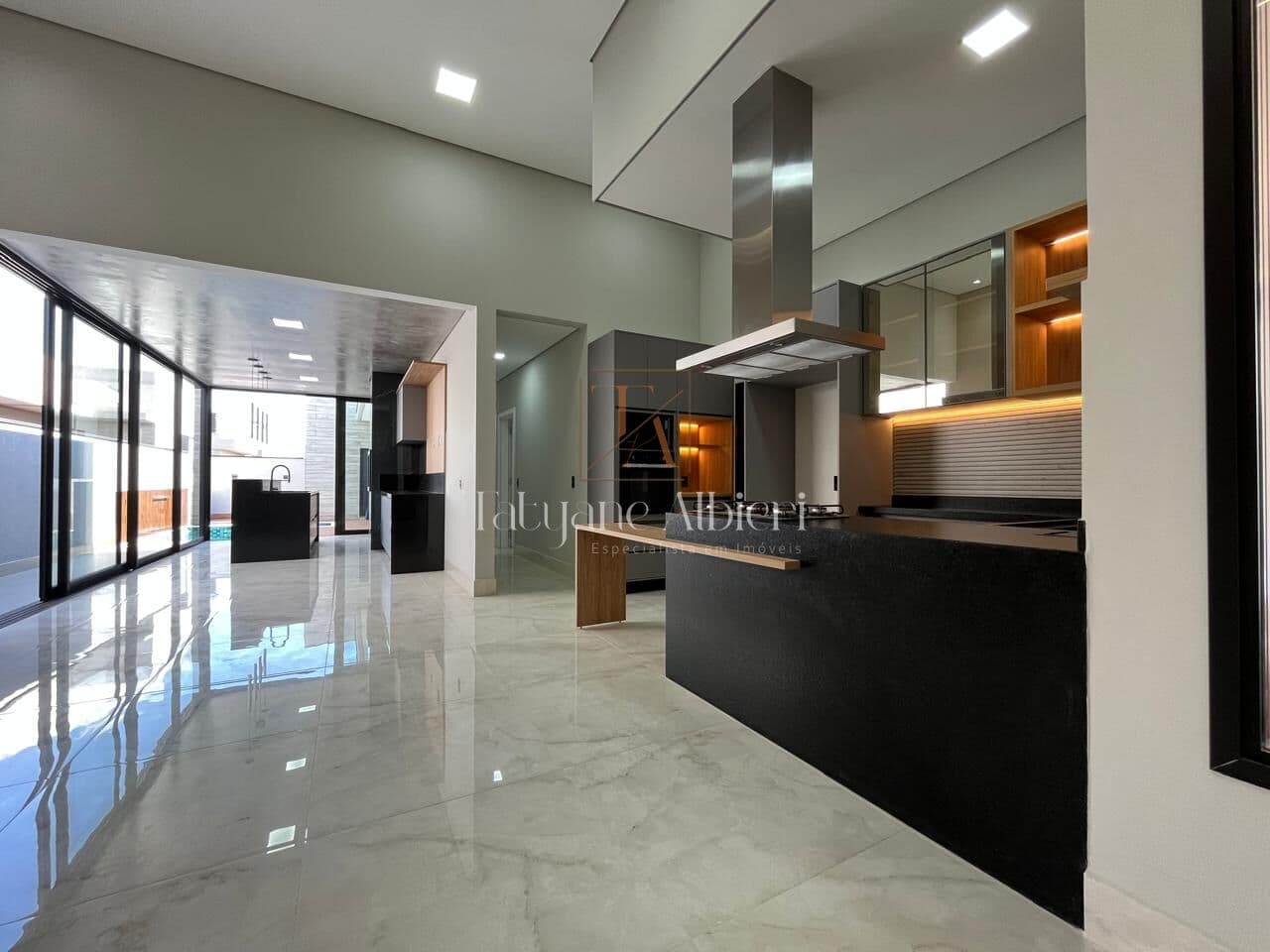 Casa Alto Padrão com móveis planejados, espaço gourmet e piscina!