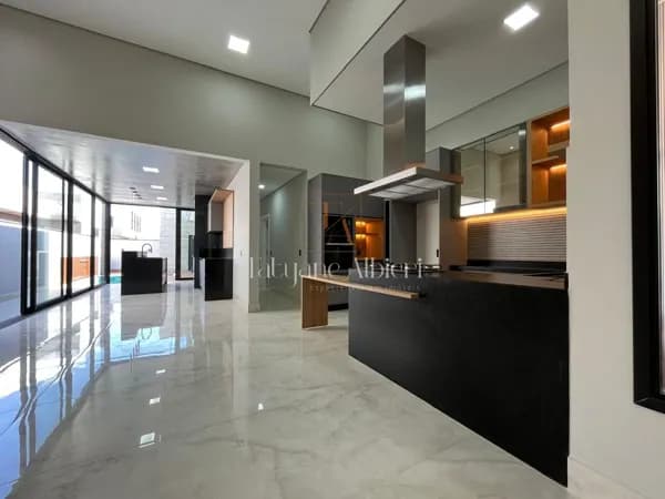 Casa Alto Padrão com móveis planejados, espaço gourmet e piscina!