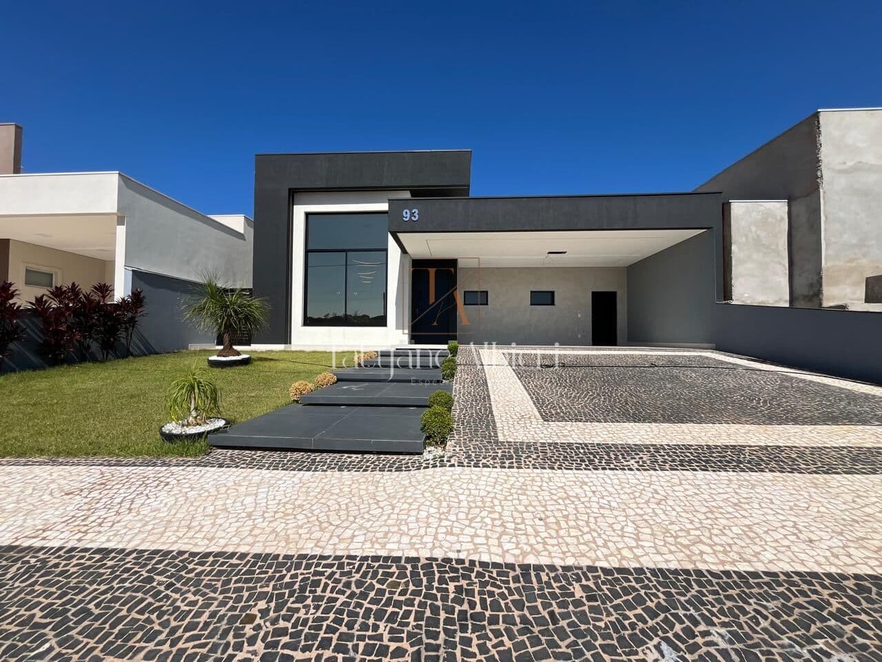 Casa Alto Padrão à Venda com 3 Suítes e 5 Banheiros – 253 m²