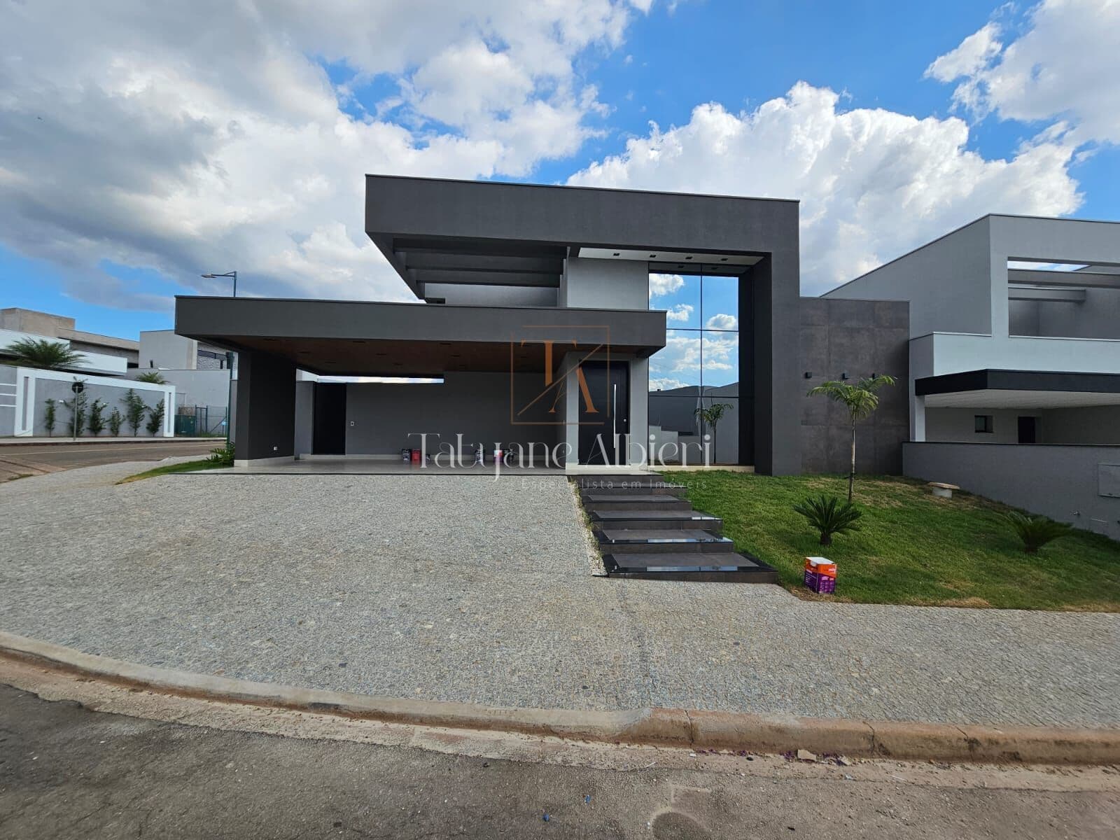 Casa Alto Padrão com 4 suítes no condomínio Ipês Amarelos
