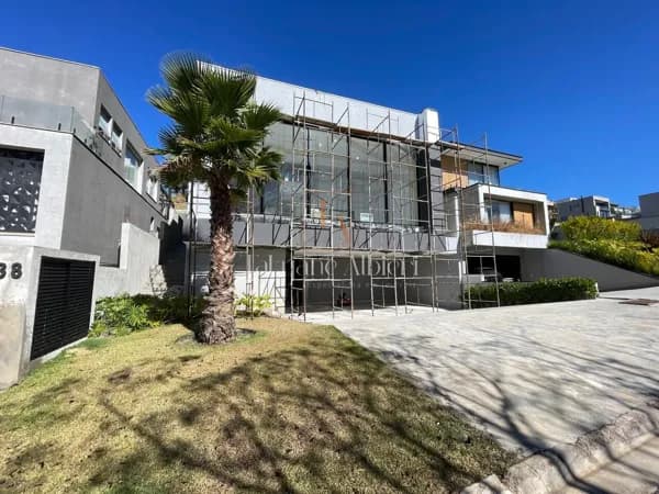 Casa Moderna em Fase Final de Acabamento Alphaville