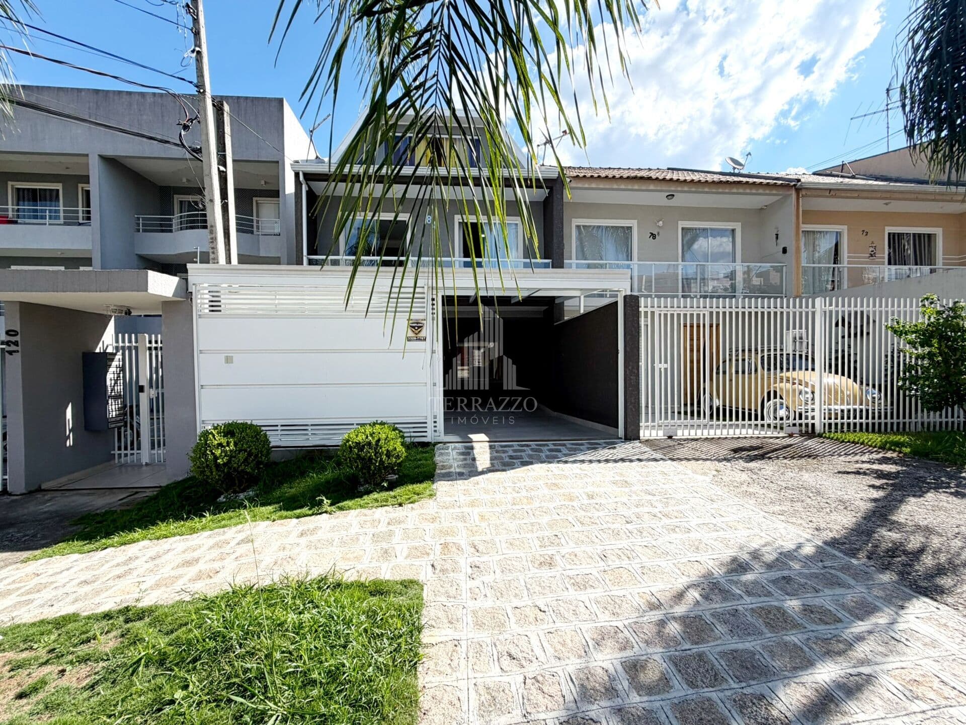 Sobrado à venda - 3 quartos - 200 m² - R$ 950.000,00 - Bom Jesus - São José dos Pinhais/PR