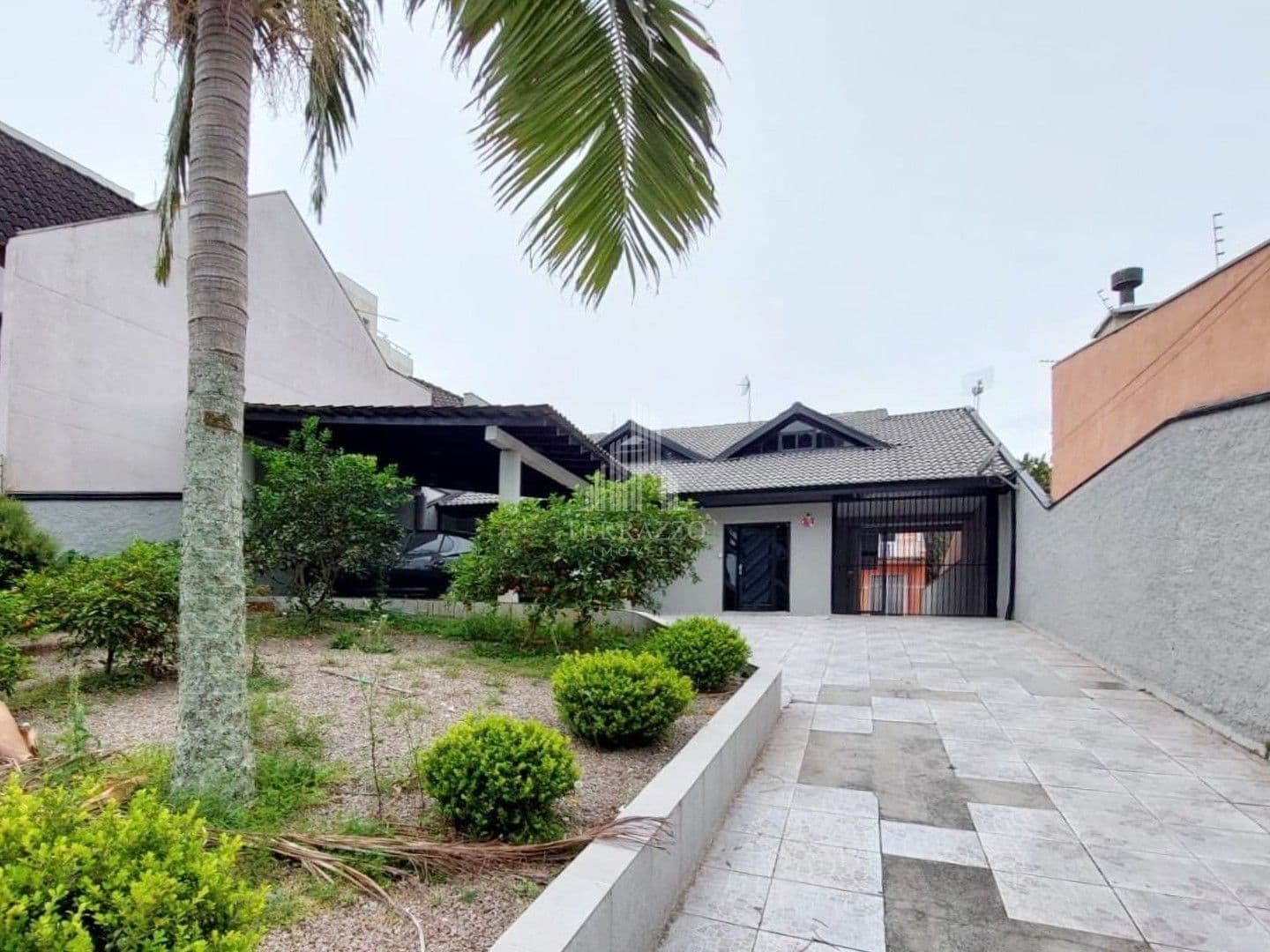 Sobrado com 6 dormitórios à venda, 300 m² por R$ 1.190.000,00 - Silveira da Motta - São José dos Pinhais/PR