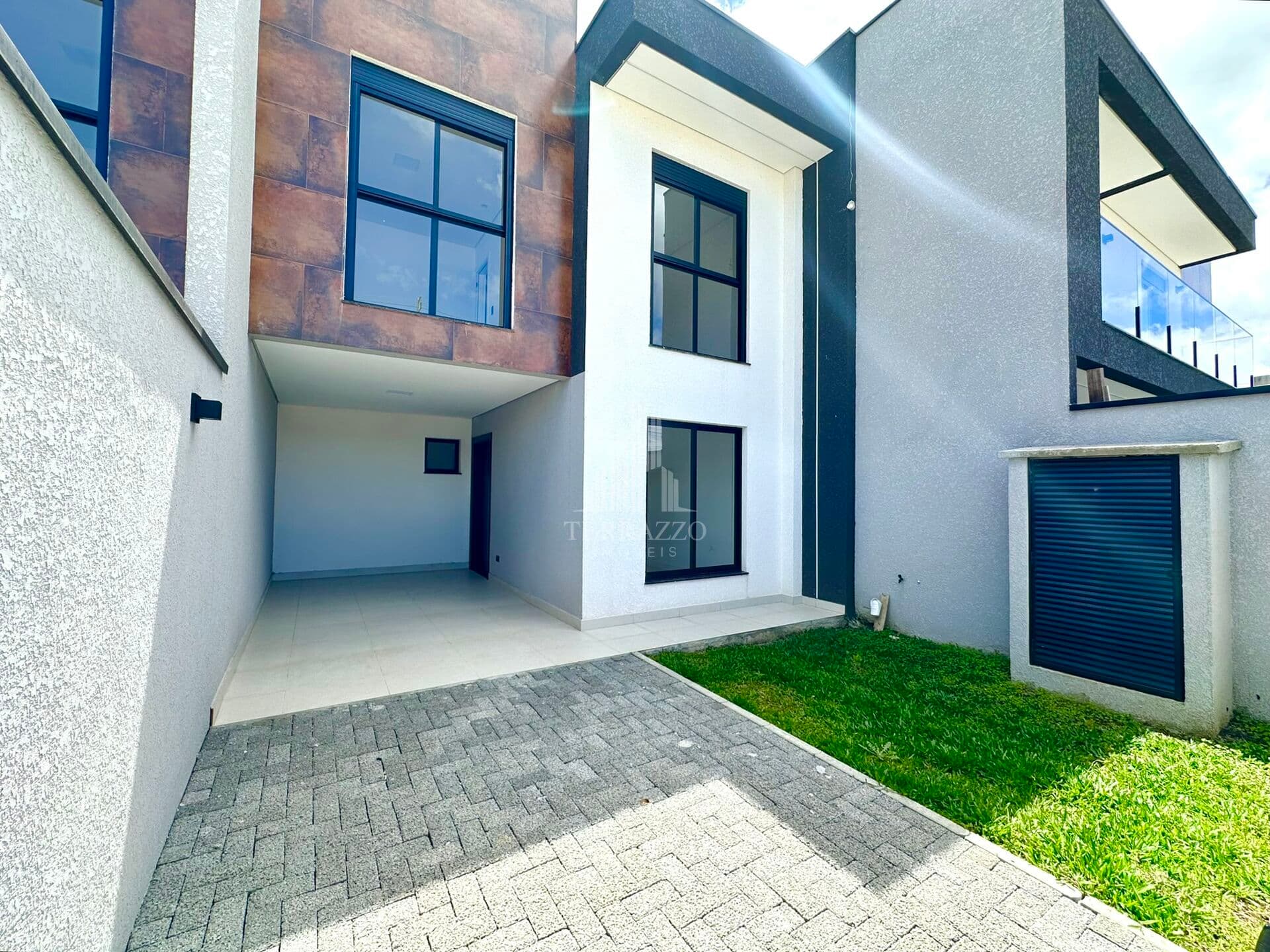 Sobrado á venda - 3 Quartos - Cruzeiro - R$ 949.000 - São José dos Pinhais - Pr.