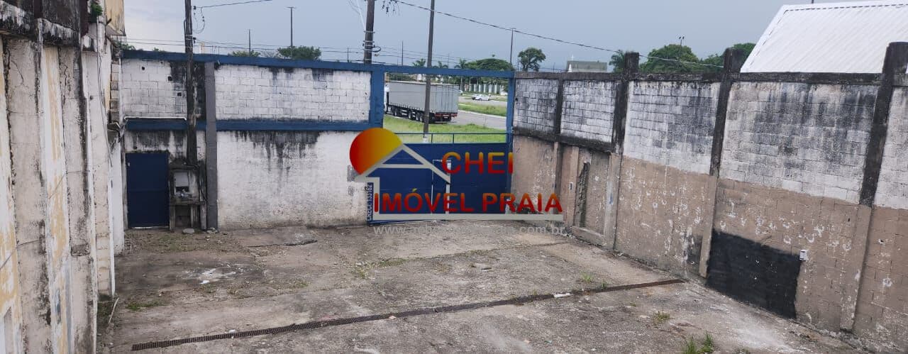 Terreno murado com edícula