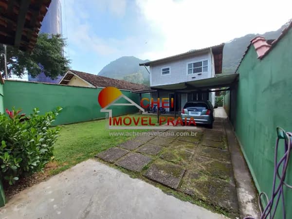 Casa com quintal no Canto do Forte