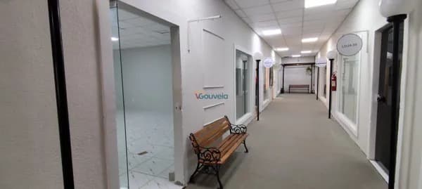 EXCELENTE LOJA EM GALERIA COM VITRINE