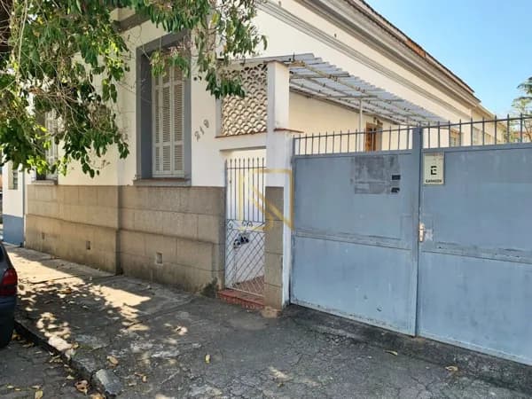 Casa em Amparo - Centro
