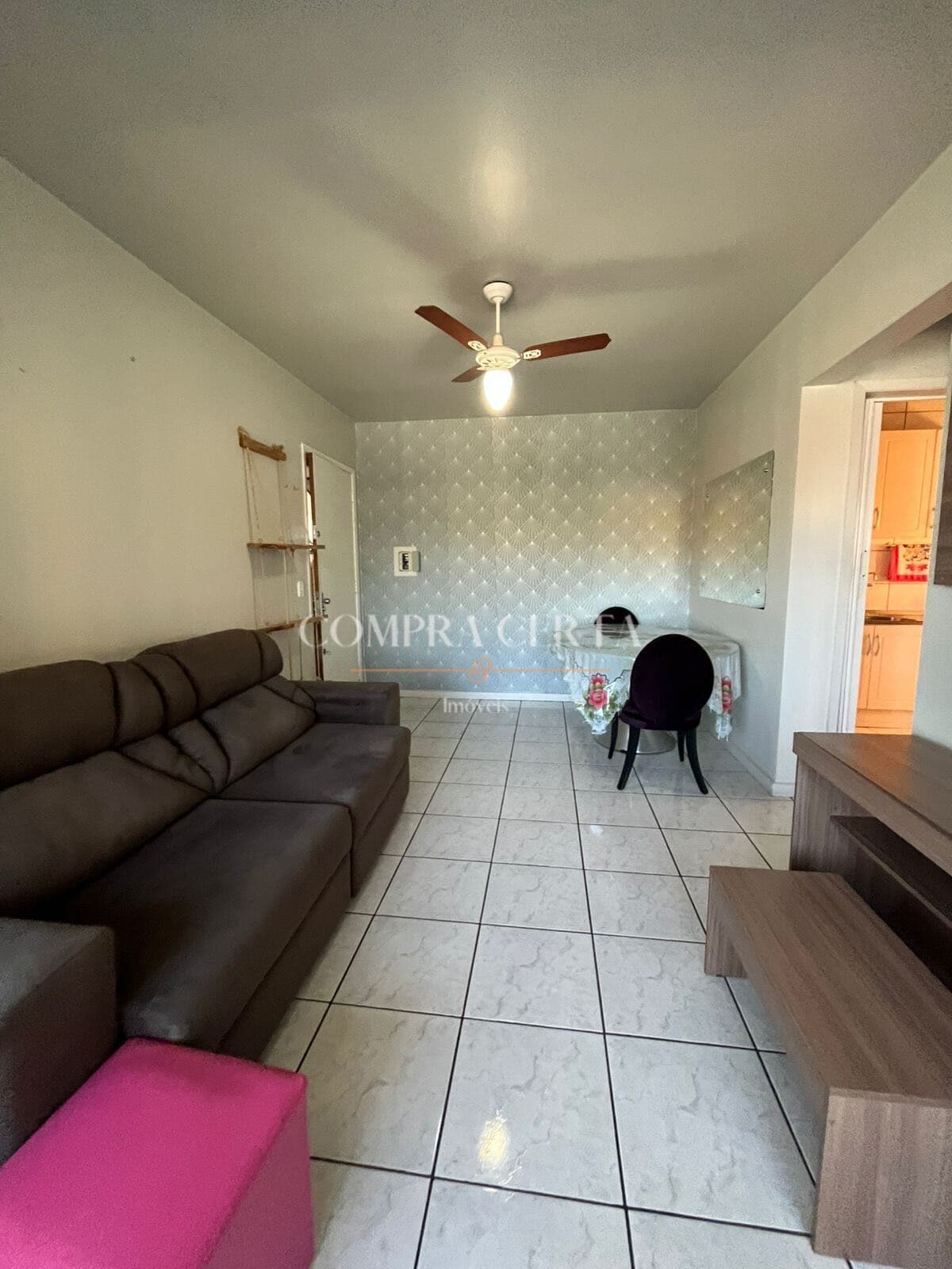 Apartamento semimobiliado com sacada!