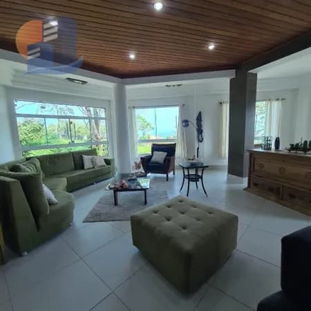 CASA EM CONDOMÍNIO, COM LINDA VISTA AO MAR E AO VERDE!