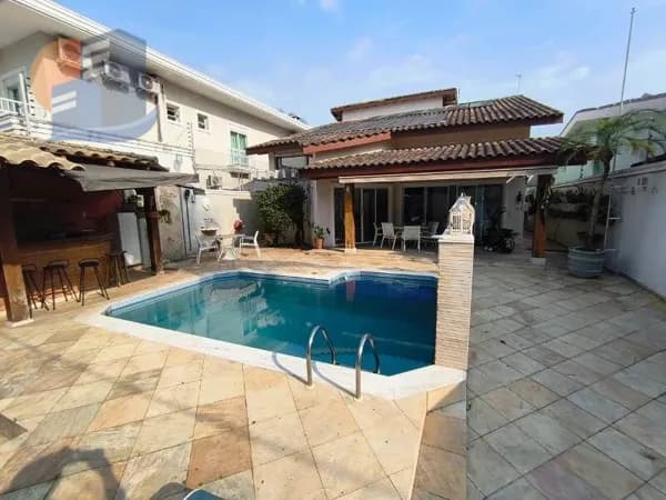 Casa Localização Privilegiada! 4 Suítes | Edícula | Apenas 400 metros da Praia da Enseada - Guarujá.