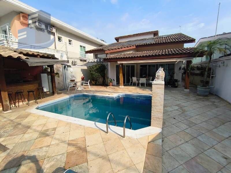 Casa Localização Privilegiada! 4 Suítes | Edícula | Apenas 400 metros da Praia da Enseada - Guarujá.