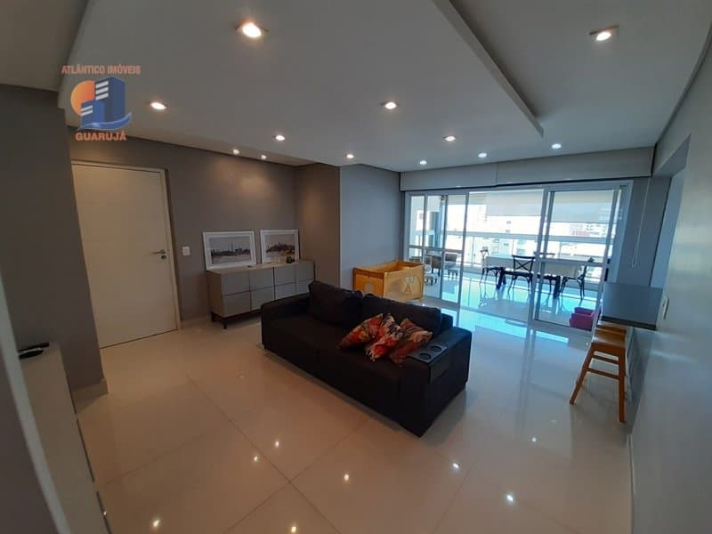 Amplo Apartamento com Três Dormitórios, Próximo a Praia Enseada