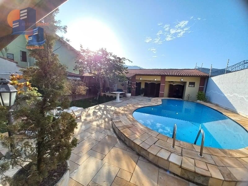 Casa Térrea com Piscina e Churrasqueira.