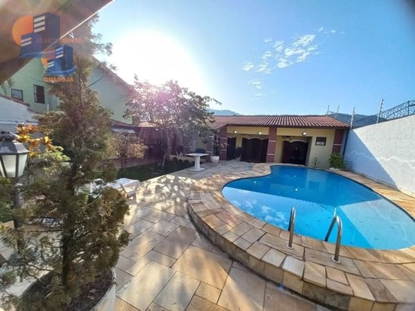 Casa Térrea com Piscina e Churrasqueira.