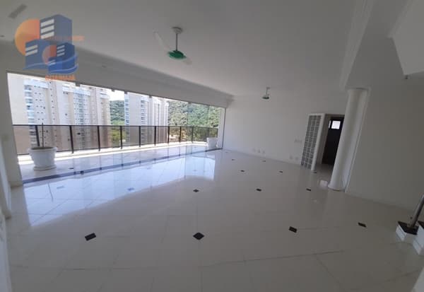 BelíssimaCobertura Duplex com Vista Oceânica emGuarujá.