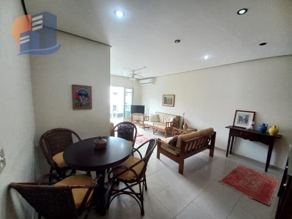 Apartamento Enorme Apenas a 350 Metros do Mar.
