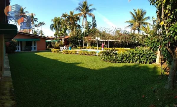 Amplo Terreno com 1.500m² Jardim, espaço gourmet e piscina na praia de Pernambuco Guarujá.