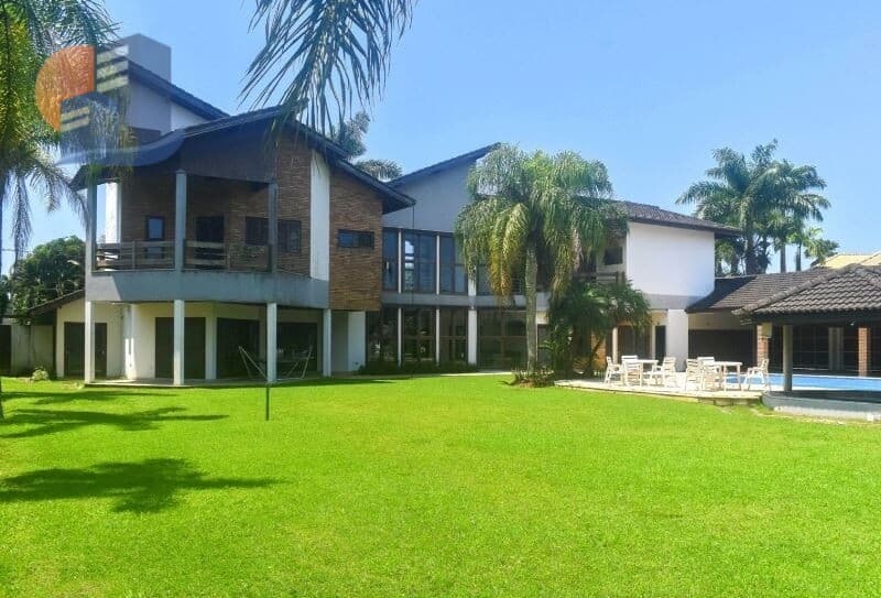 Casa em Condomínio frente praça e esquina no Guarujá