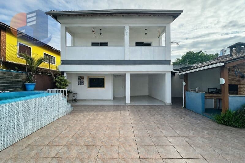 Casa com piscina à venda Em Santa Rosa - Guarujá/SP.