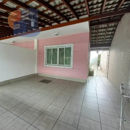 Sobrado Geminado! Conforto, espaço e excelente localização!
