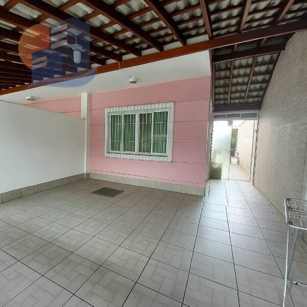 Sobrado Geminado! Conforto, espaço e excelente localização!