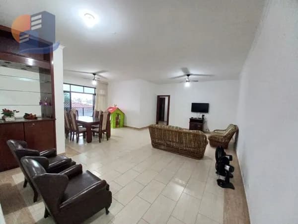 Amplo Apartamento à venda no Guarujá – Conforto e lazer à beira-mar.
