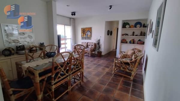 Apartamento bem arejado com sacada ampla próximo região restaurantes!