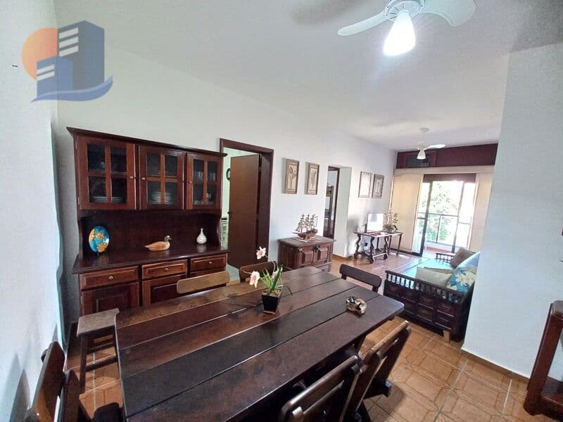 Amplo Apartamento de frente com Sacada.