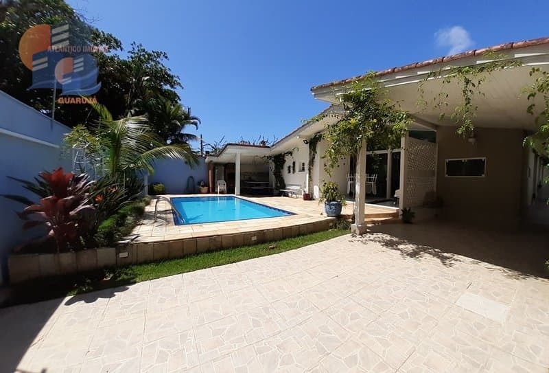 Casa Térrea Aconchegante com Excelente Localização a 250 Metros do Mar.