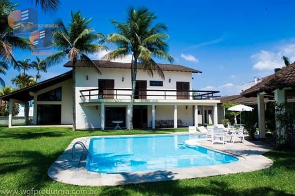BELÍSSIMA CASA EM CONDOMÍNIO FECHADO P/ VENDA!