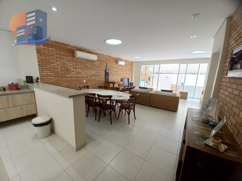 CASA EM CONDOMÍNIO Á VENDA NA PRAIA DA ENSEADA