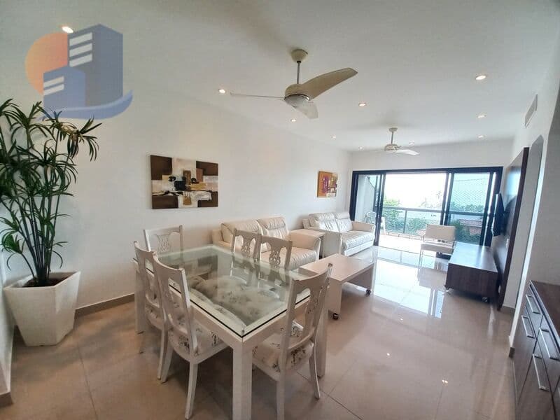 Apartamento com Vista para o Mar na Praia da Enseada - Guarujá.