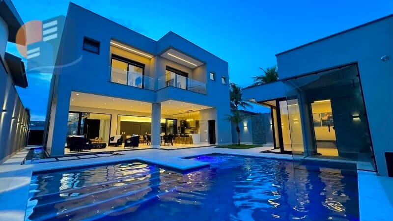 Excelente Sobrado novo frente praça, mobiliado com design moderno e sofisticado!