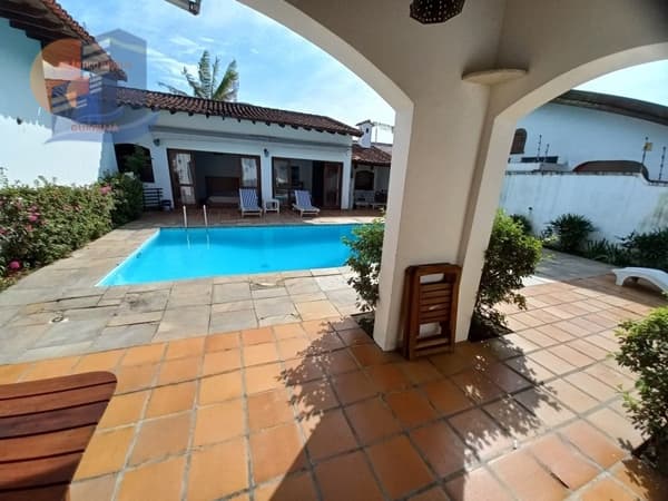 🏡 Casa Ampla Térrea com Piscina no Jardim Virgínia – Praia da Enseada, Guarujá