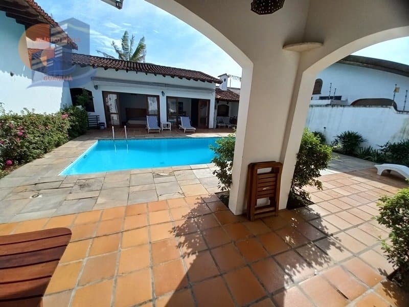 🏡 Casa Ampla Térrea com Piscina no Jardim Virgínia – Praia da Enseada, Guarujá
