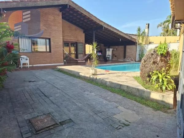 Casa Térrea 4 suítes + Edícula com 02 Dorms Apenas 400 metros do mar!