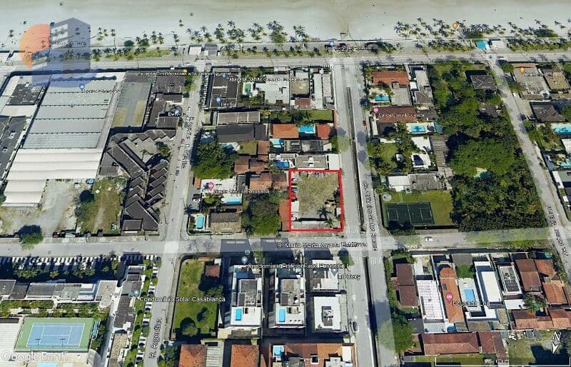 Terreno de esquina, localizado na Enseada, medindo 1.100m², a 100mts do mar, oportunidade para Investidores