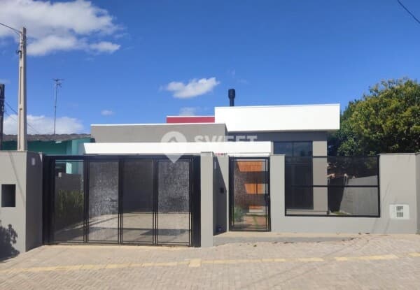 Casa Nova de Alto Padrão com Piscina