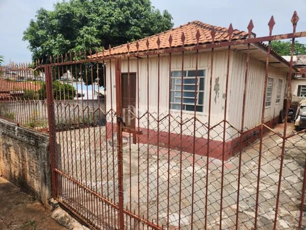 Duas casas na Vila Recreio