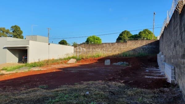 TERRENO NO CONDOMÍNIO PETVILLE