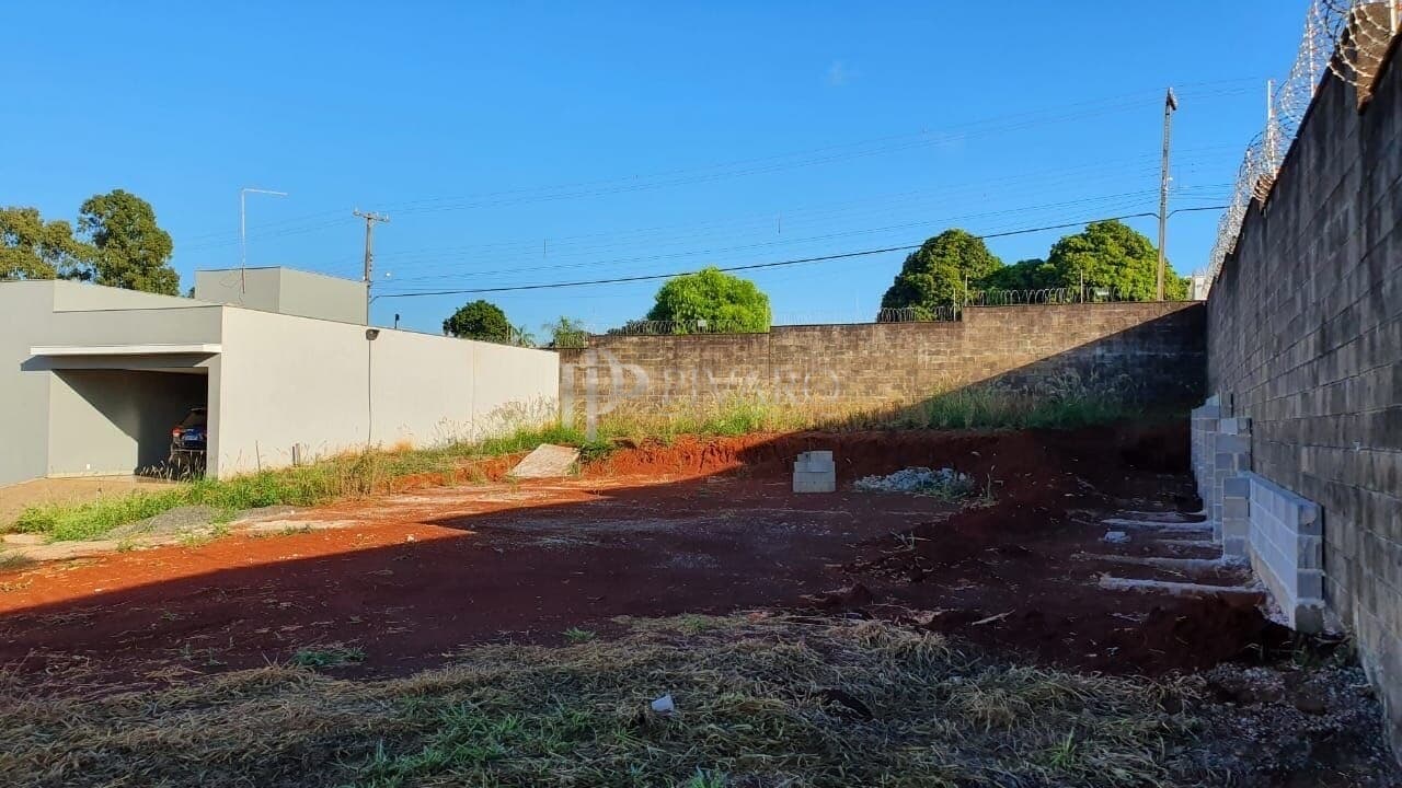 TERRENO NO CONDOMÍNIO PETVILLE