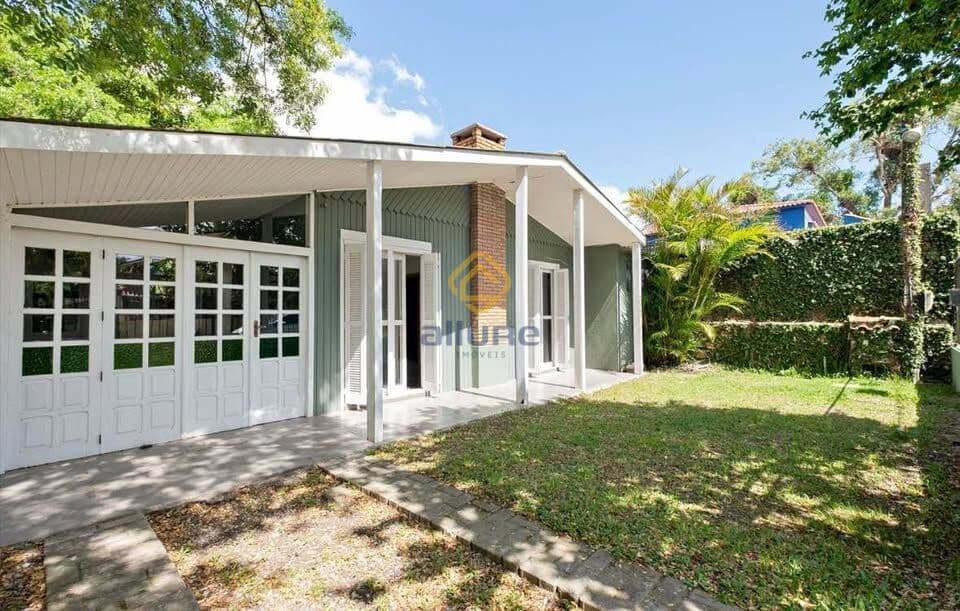 Casa localizada no Laranjal, na parte alta, próxima ao Posto Guga da rótula